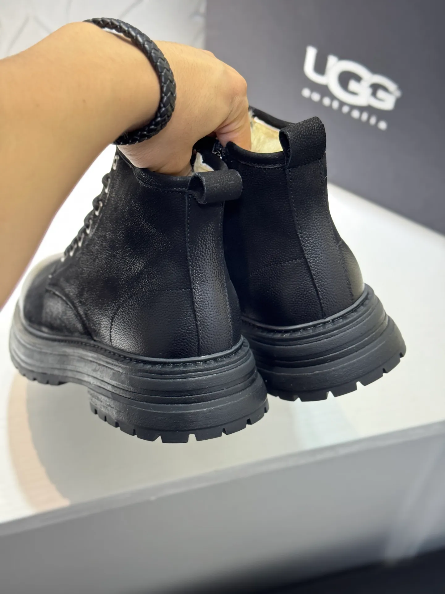 Men's men's shoes 💰660 [New style] 🦥🦥UGG - high-end quality 🔥Australian imported wool 🔥Full fur original single entry and exit counter without pressure, let you feel no replacement 💏The upper is made of first-layer cowhide 'all original Australian wool' Strict men's boots thick wool can be distinguished by the naked eye 💓Real wool keeps warm and does not smell like feet, warms the whole winter ✨Carefully crafted for those who know the goods🔥Size: 38-44 (45 customized